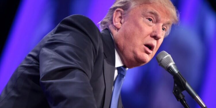 Mesmo réu, Trump mantém candidatura forte e domina as redes sociais