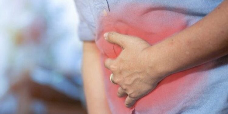 Mulher culpa dieta por constipação, mas descobre câncer de intestino