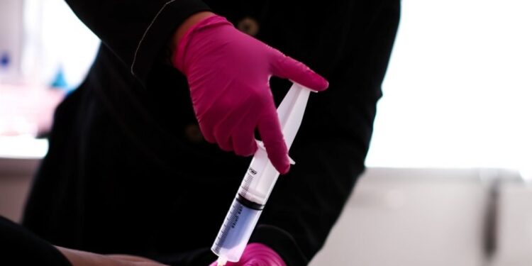 Médicos se posicionam contra uso de ozonioterapia para tratar hepatite