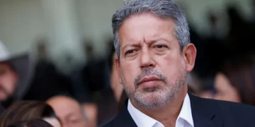 Arthur Lira manda recado a Lula após conflito com Padilha