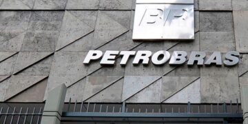 Petrobras pode autorizar distribuição de dividendos extraordinários em meio a disputa com governo