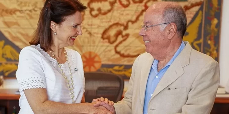 A futura chanceler do presidente eleito argentino, Diana Mondino, e o ministro das Relações Exteriores, Mauro Vieira, durante encontro em Brasília — Foto: Divulgação/Embaixada da Argentina no Brasil