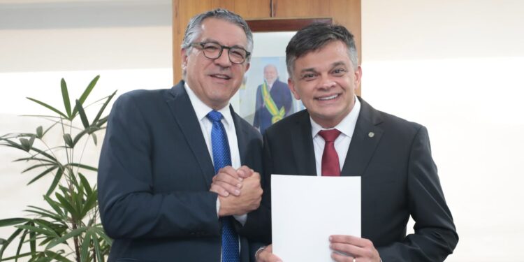 Ministro de Estado Chefe da Secretaria de Relações Institucionais da Presidência da República Alexandre Padilha, recebeu o Deputado Federal Dimas Gadelha PT/RJ. Foto: Gil Ferreira/Ascom-SRI