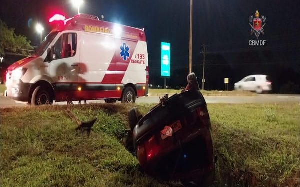 Motorista perde controle de veículo, e carro cai em vala na Epia Sul