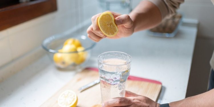 Quais são os benefícios de tomar água com limão todos os dias?
