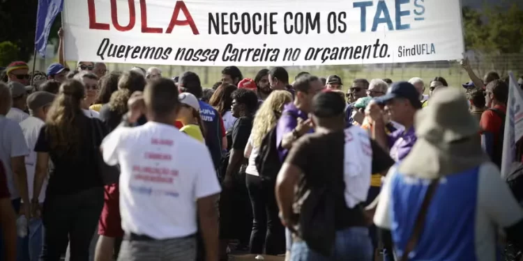 Governo apresenta nova proposta para técnicos da educação federal