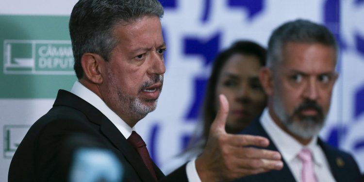 Moraes, do STF, amplia cerco a conteúdos críticos a Lira e manda remover posts com acusações da ex-mulher do deputado