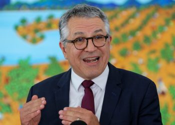 Brasília, DF 20/02/2024 O ministro de Relações Institucionais Alexandre Padilha, acompanhado do senador Randolfe Rodrigues, fala com a imprensa após reunião no Planalto. Foto: Fabio Rodrigues-Pozzebom/ Agência Brasil