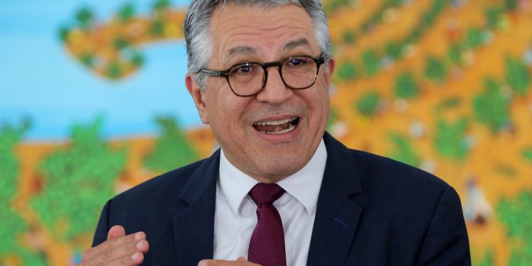 Brasília, DF 20/02/2024 O ministro de Relações Institucionais Alexandre Padilha, acompanhado do senador Randolfe Rodrigues, fala com a imprensa após reunião no Planalto. Foto: Fabio Rodrigues-Pozzebom/ Agência Brasil