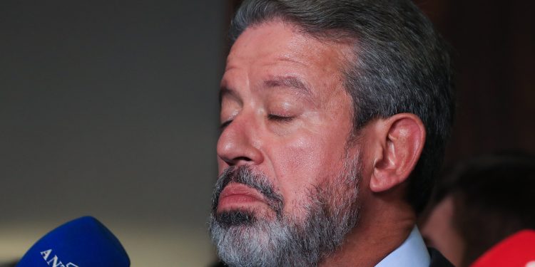 Lira recua e propõe comissão para discutir PL antiaborto após repercussão negativas nas redes sociais