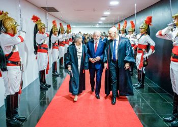 03.06.2024 - Presidente da República, Luiz Inácio Lula da Silva, durante a Sessão Solene de Posse da Ministra Cármen Lúcia e do Ministro Nunes Marques nos cargos de Presidente e Vice-Presidente do Tribunal Superior Eleitoral (TSE). Na foto (da esquerda para a direita): Presidenta do Supremo Tribunal Eleitoral (TSE), Ministra Cármen Lúcia; Presidente da República, Luiz Inácio Lula da Silva e o Ministro do Supremo Tribunal Federal (STF), Alexandre de Moraes. . Brasília - DF. Foto: Ricardo Stuckert / PR