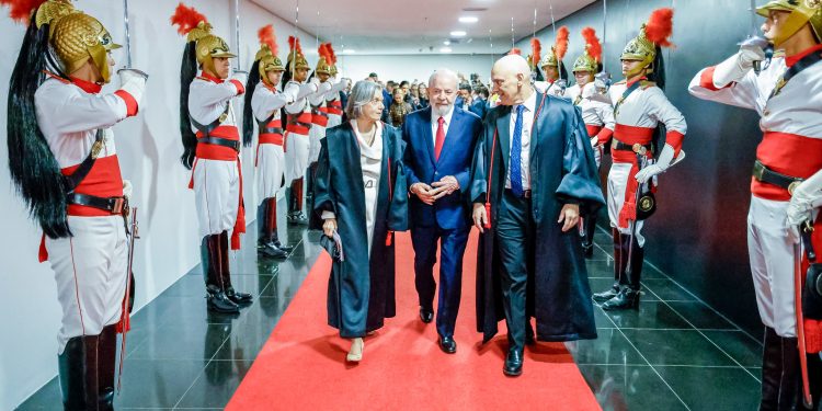 03.06.2024 - Presidente da República, Luiz Inácio Lula da Silva, durante a Sessão Solene de Posse da Ministra Cármen Lúcia e do Ministro Nunes Marques nos cargos de Presidente e Vice-Presidente do Tribunal Superior Eleitoral (TSE). Na foto (da esquerda para a direita): Presidenta do Supremo Tribunal Eleitoral (TSE), Ministra Cármen Lúcia; Presidente da República, Luiz Inácio Lula da Silva e o Ministro do Supremo Tribunal Federal (STF), Alexandre de Moraes. . Brasília - DF. Foto: Ricardo Stuckert / PR