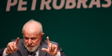 Petróleo vai financiar transição energética, diz nova presidente da Petrobras em cerimônia de posse