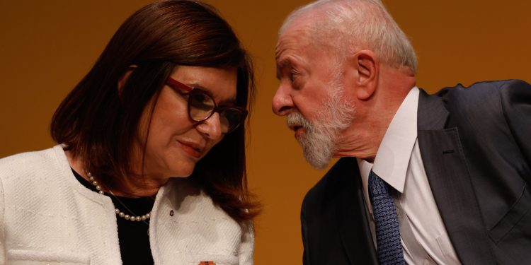 Petróleo vai financiar transição energética, diz nova presidente da Petrobras em cerimônia de posse