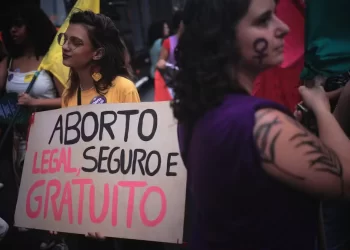 Com PL antiaborto, instituições e especialistas temem mais casos de gravidez em meninas