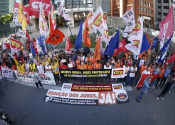 Centrais sindicais promovem em São Paulo ato pela queda dos juros