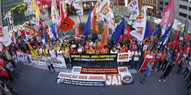 Centrais sindicais promovem em São Paulo ato pela queda dos juros