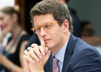 Salles elogia tentativa de golpe na Bolívia e deputado pede afastamento por quebra de decoro