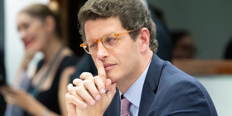 Salles elogia tentativa de golpe na Bolívia e deputado pede afastamento por quebra de decoro