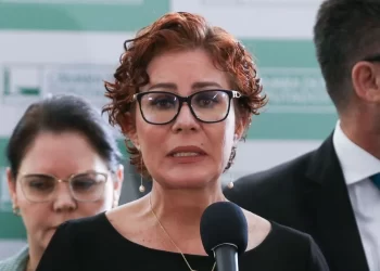 Carla Zambelli na mira: PF pede, e Moraes autoriza inquérito por suposta participação em trama golpista pró-Bolsonaro