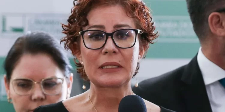 Carla Zambelli na mira: PF pede, e Moraes autoriza inquérito por suposta participação em trama golpista pró-Bolsonaro