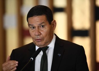 Em livro, coronel acusa Mourão e Exército de corrupção por compra de ‘megavideogame’