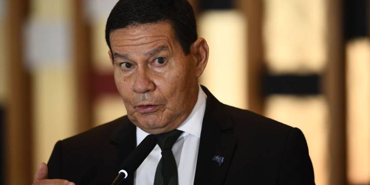 Em livro, coronel acusa Mourão e Exército de corrupção por compra de ‘megavideogame’