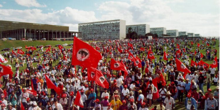 MST realiza encontro para organizar candidaturas sem-terra no país