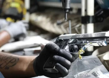 Congresso tem 3 vezes mais discursos pró-armas do que contra; curva sobe a partir de 2015, diz levantamento