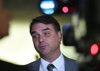 Flávio Bolsonaro paga R$3,4 milhões para quitar mansão comprada no Lago Sul