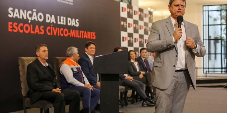 Defensoria e Ministério Público pedem anulação do programa das escolas cívico-militares em SP