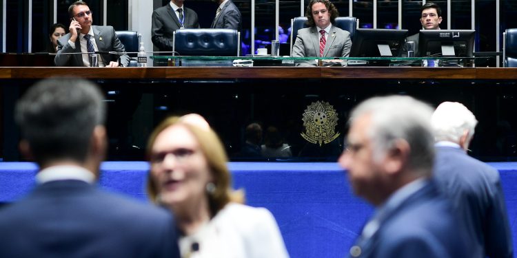 Senado aprova projeto que transfere orçamento de hospitais universitários para a área da Saúde