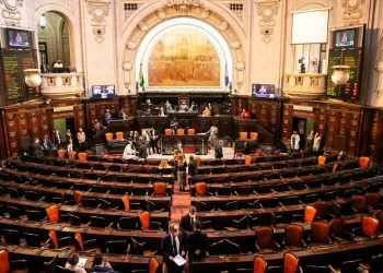 Assembleia do Rio gasta R$ 500 milhões em 7 anos com pagamento de penduricalho questionado no STF