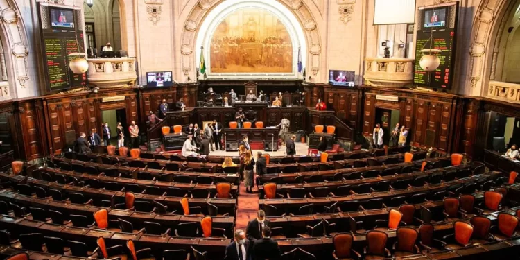 Assembleia do Rio gasta R$ 500 milhões em 7 anos com pagamento de penduricalho questionado no STF