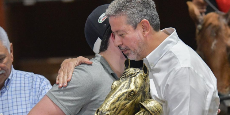 Filho de Lira ‘bate ponto’ em Brasília e reforça reeleição do avô em disputa contra aliado de Renan