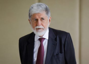 Kamala Harris é candidata natural para não “esfacelar” democratas, diz Celso Amorim