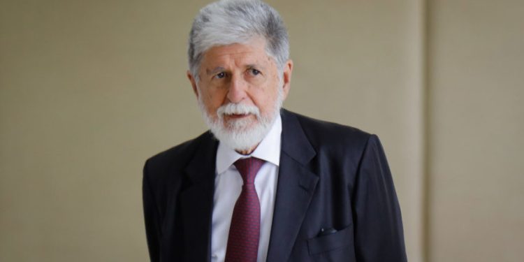 Kamala Harris é candidata natural para não “esfacelar” democratas, diz Celso Amorim