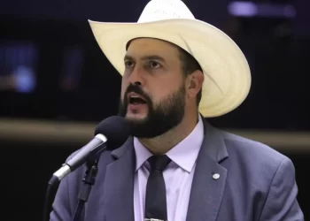 Zé Trovão compra casa de R$ 1,5 milhão e 4 carros após virar deputado