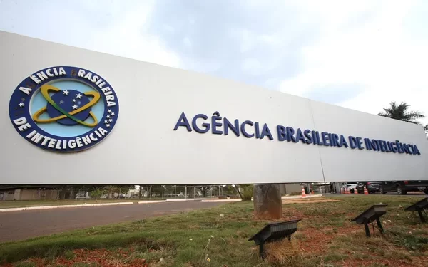 PF mira Carlos Bolsonaro em nova fase de investigação sobre espionagem ilegal na Abin