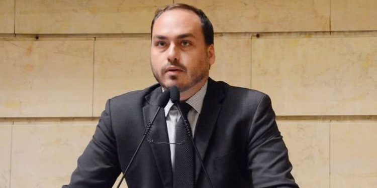 PF vai pedir quebra de sigilo fiscal de Carlos Bolsonaro