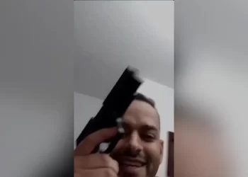 Pré-candidato grava vídeo ameaçando adversária na Grande SP com arma: “Prefeita só se for na bala”