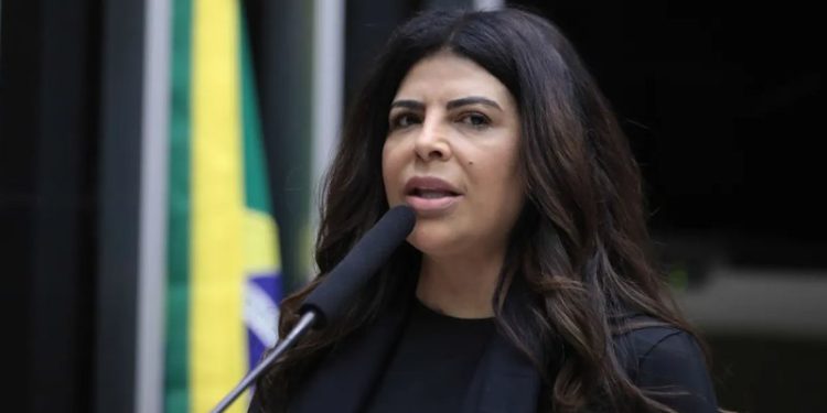 Deputada do Acre é condenada após usar verba da Câmara para pagar funcionário