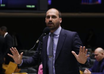 Augusto Nardes, do TCU, questiona a Câmara sobre gastos de Eduardo Bolsonaro em viagem