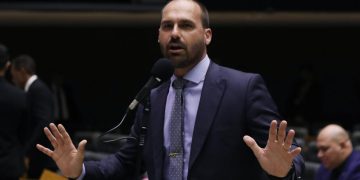 Augusto Nardes, do TCU, questiona a Câmara sobre gastos de Eduardo Bolsonaro em viagem