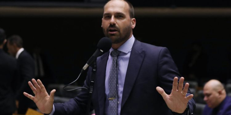 Augusto Nardes, do TCU, questiona a Câmara sobre gastos de Eduardo Bolsonaro em viagem