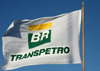 Empresa ligada à Petrobras é multada em R$ 200 mil por derramamento de óleo na Bahia