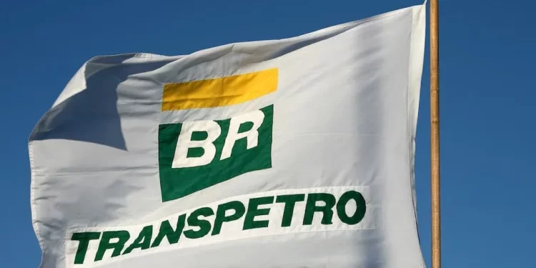 Empresa ligada à Petrobras é multada em R$ 200 mil por derramamento de óleo na Bahia