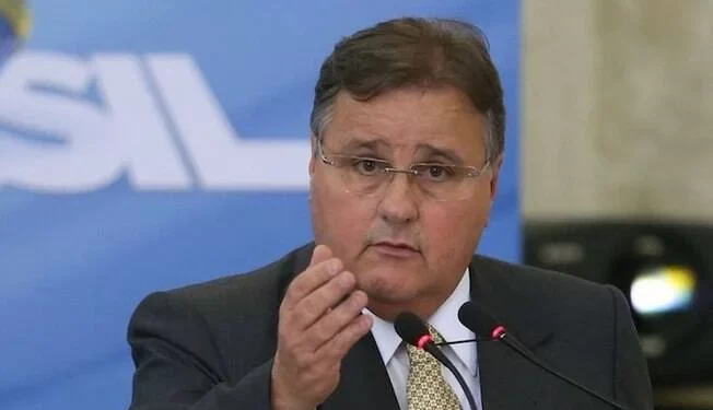 Comissão de Ética arquiva processo contra Geddel e aplica censura contra ex-ministro de Bolsonaro