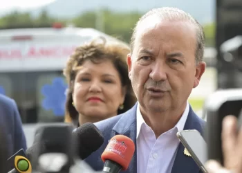 PT processa governador de SC após foto mostrar banner do PL em residência oficial do estado