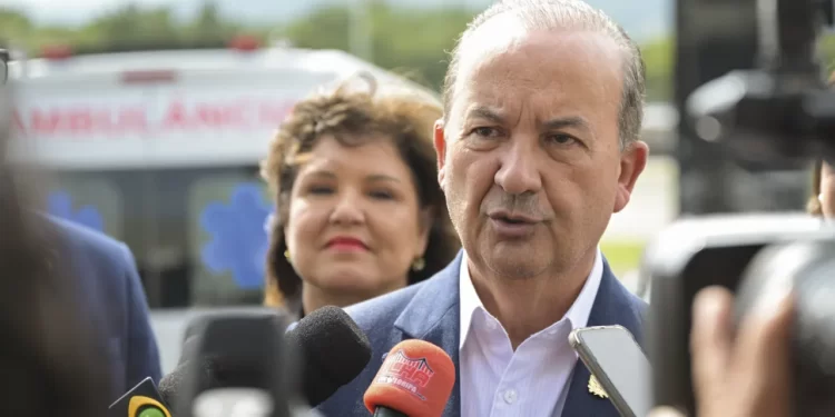 PT processa governador de SC após foto mostrar banner do PL em residência oficial do estado